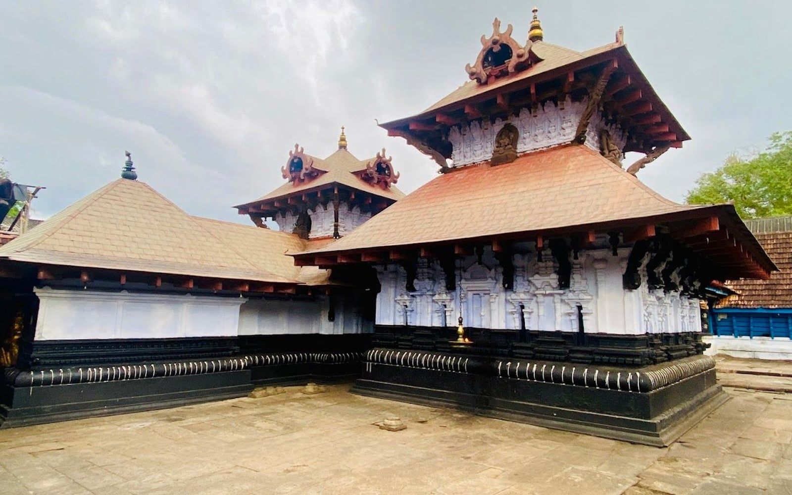 Thiruvilwamala Vilwadrinatha Temple, Vilwadrimala hill, Temple Road, Thiruvilwamala, Thrissur, Kerala